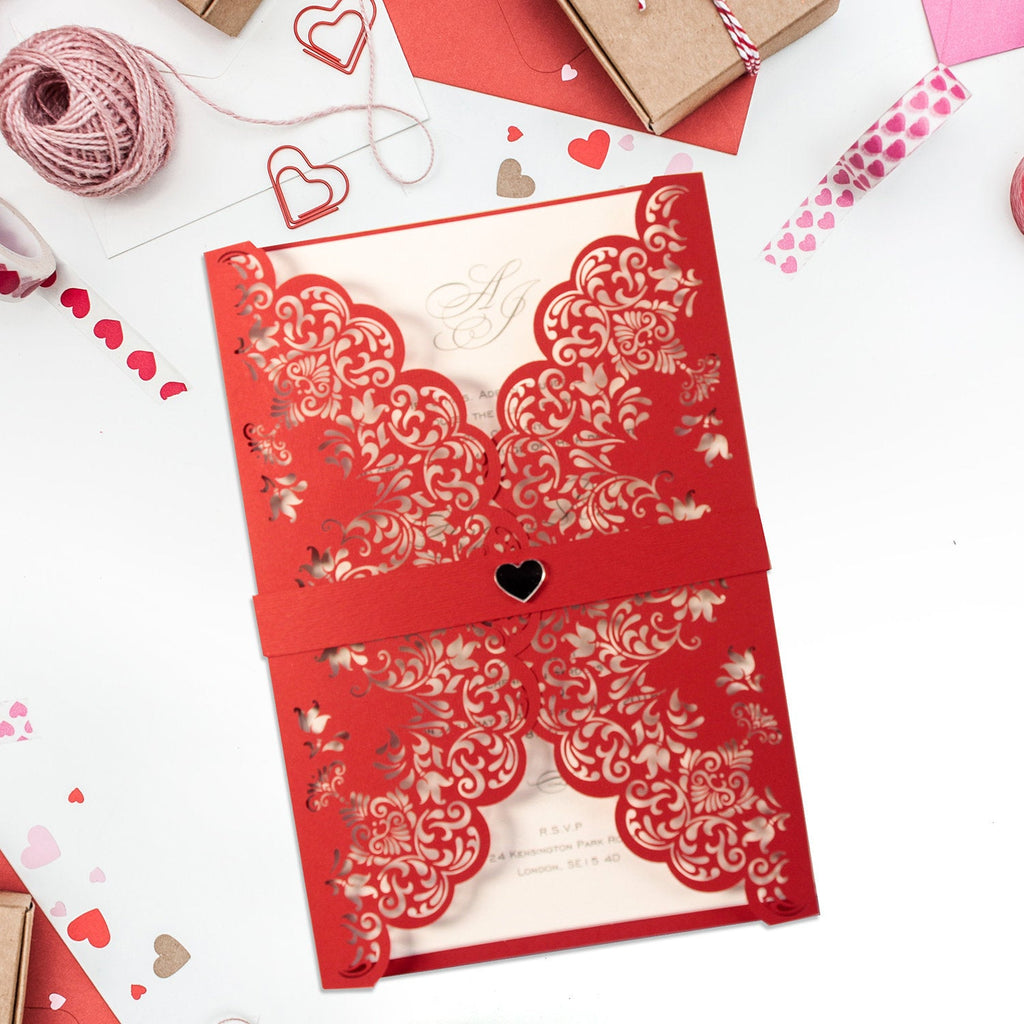 Czerwone zaproszenie ślubne wycinane laserowo z sercem i papierową wstęgą LOVE (DIY)