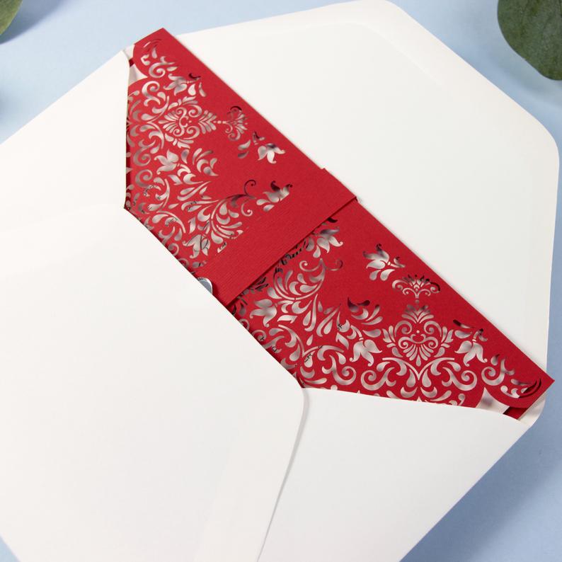 Czerwone zaproszenie ślubne wycinane laserowo z sercem i papierową wstęgą LOVE (DIY)