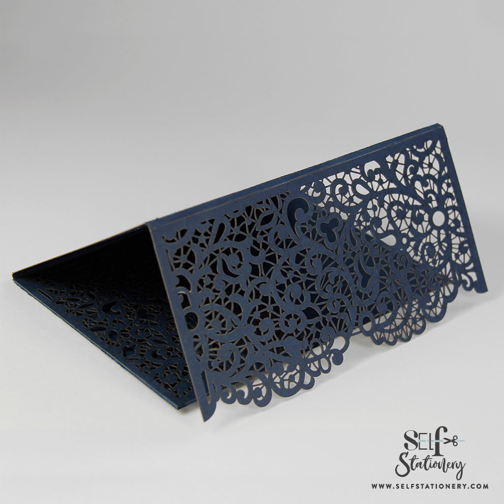 Granatowy pocketfold wycinany laserowo z kopertą