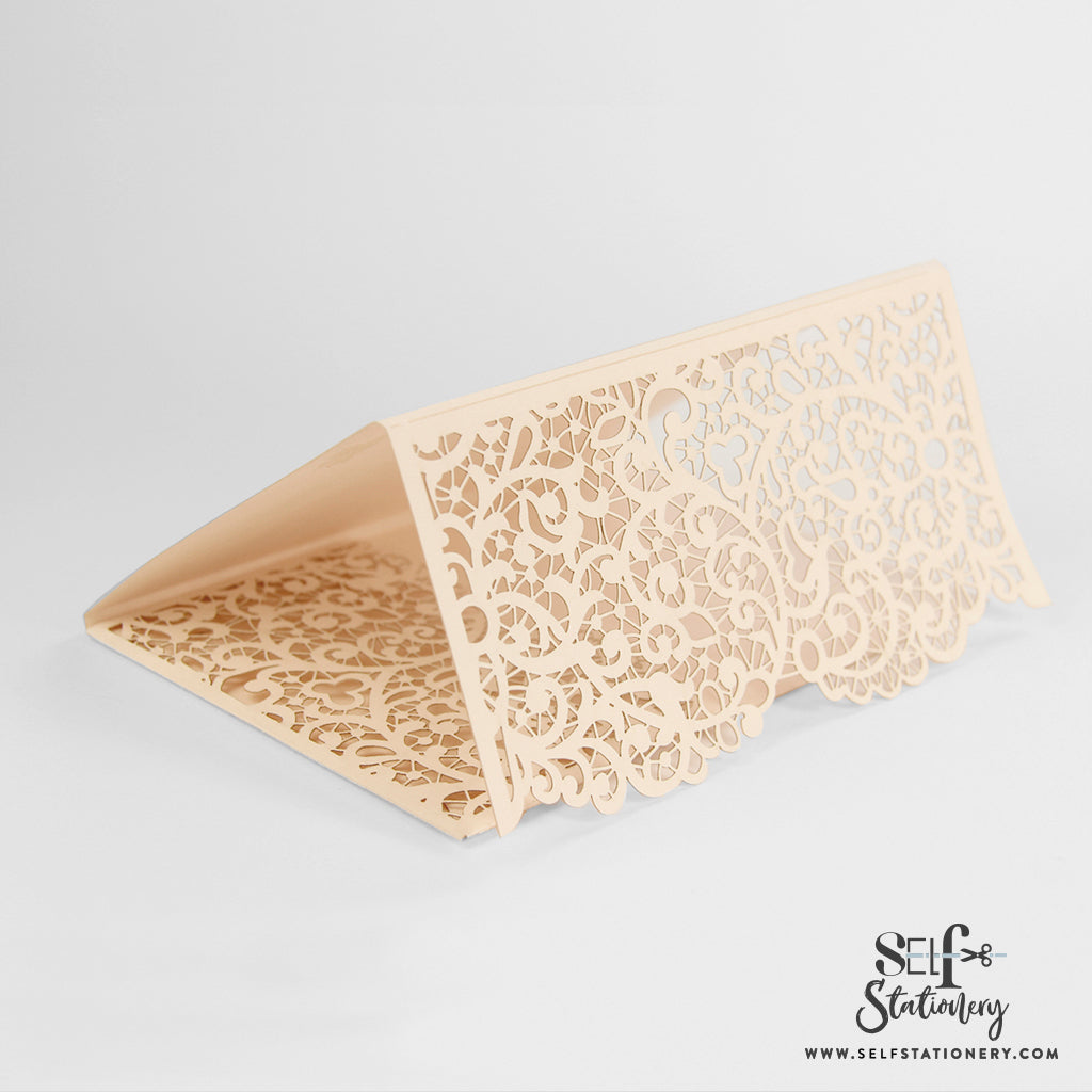 Brzoskwiniowy pocketfold wycinany laserowo z kopertą