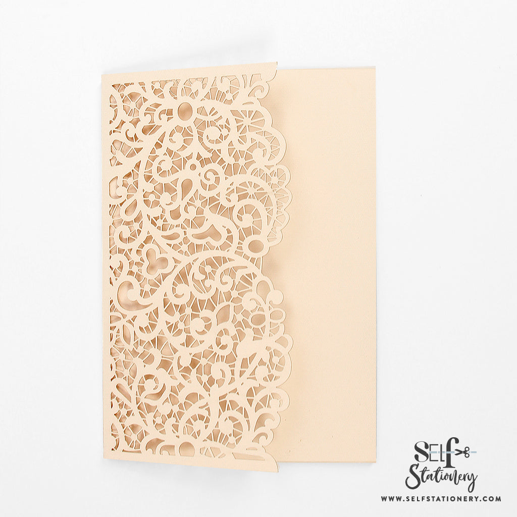 Brzoskwiniowy pocketfold wycinany laserowo z kopertą