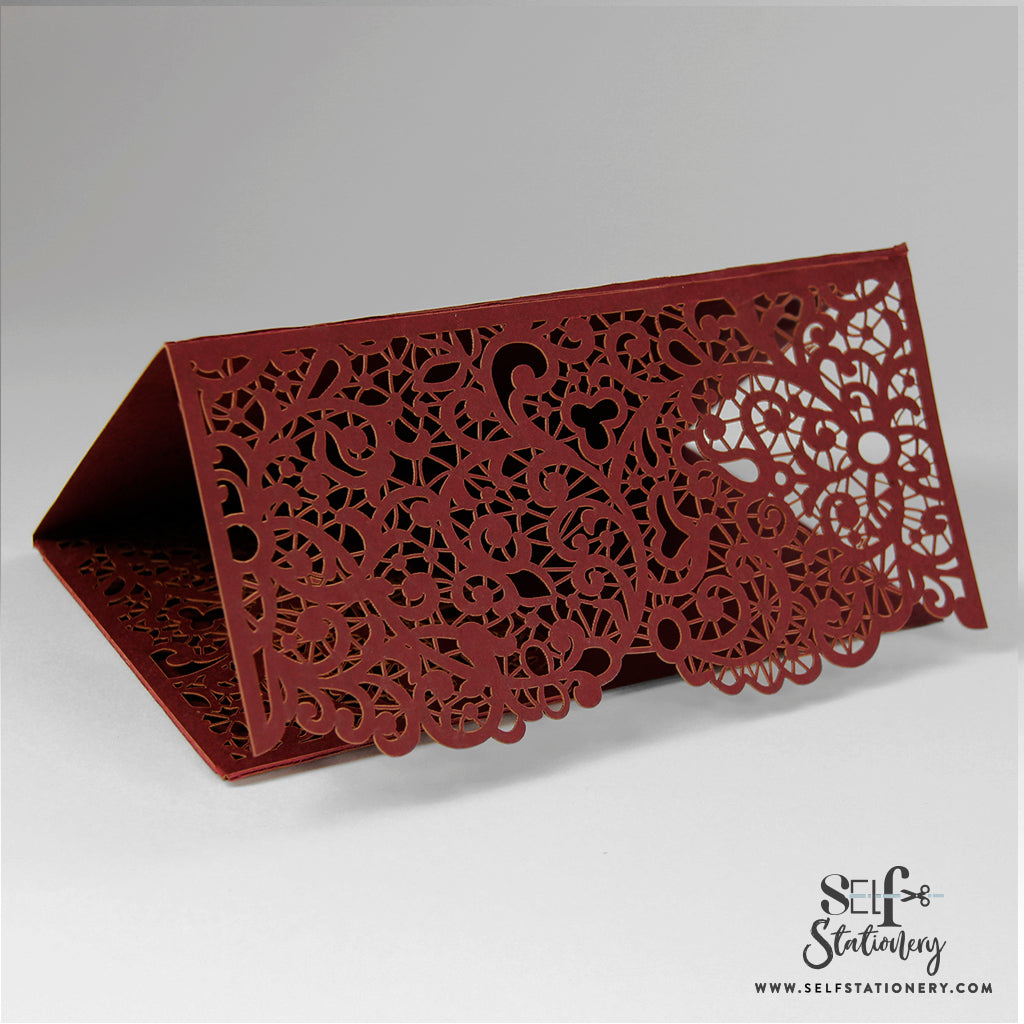 Bordowy pocketfold wycinany laserowo z kopertą