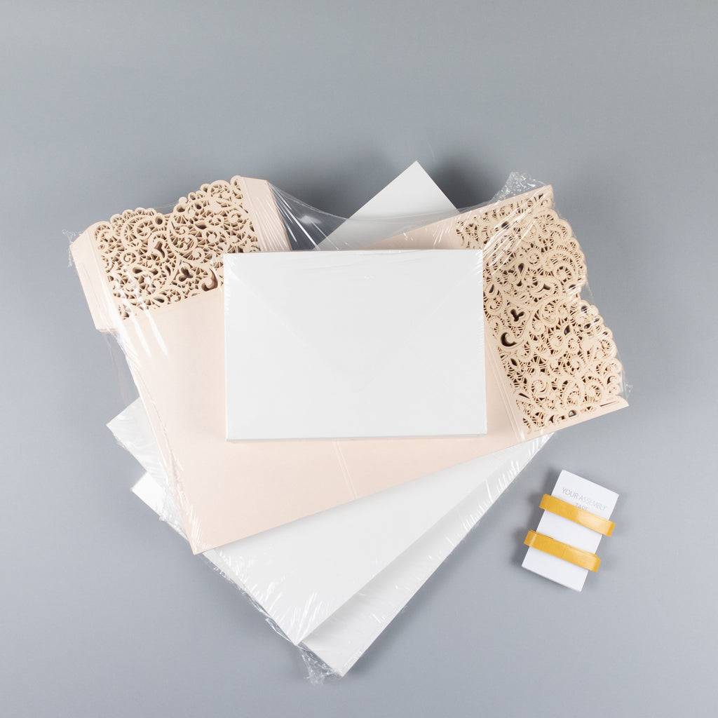 Brzoskwiniowe zaproszenia ślubne pocketfold z koronkowym wzorem kwiatowym