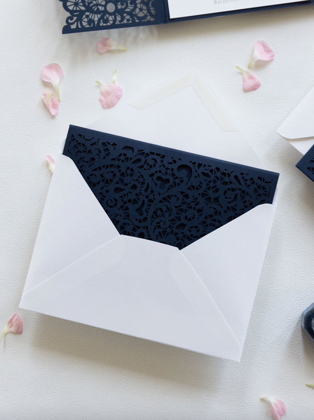 Granatowy pocketfold wycinany laserowo z kopertą