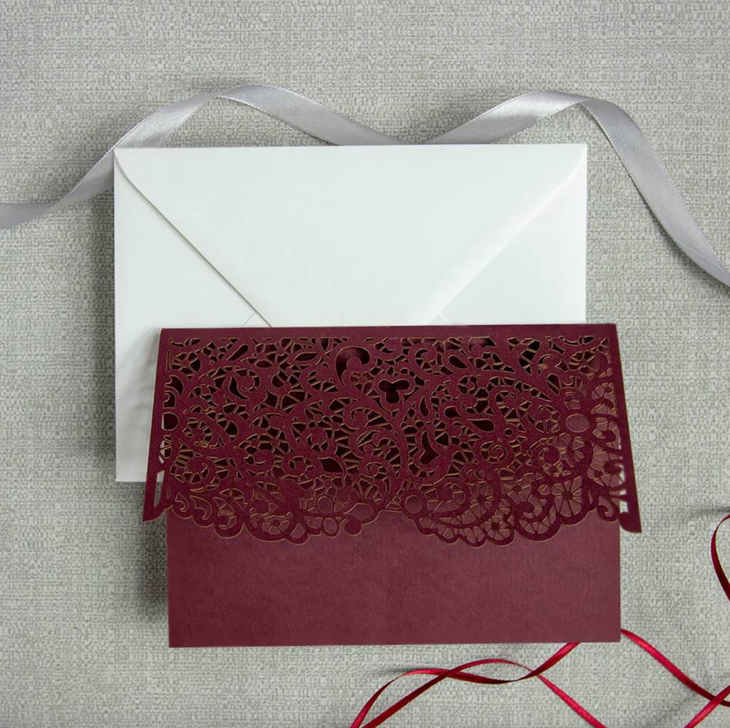 Bordowy pocketfold wycinany laserowo z kopertą