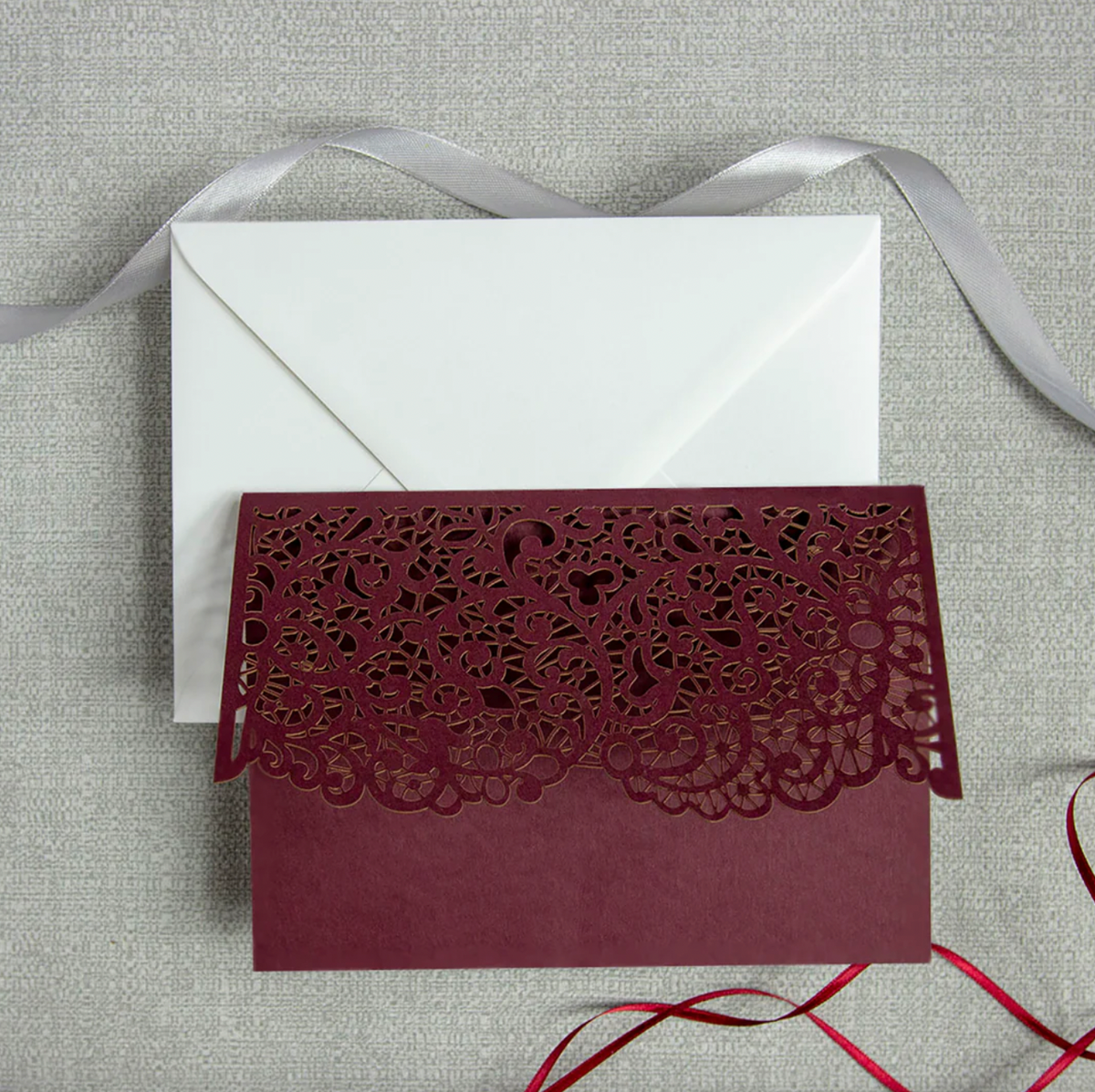 Bordowy pocketfold wycinany laserowo z kopertą
