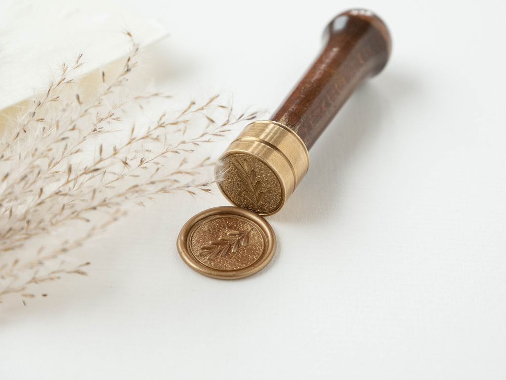 Samoprzylepne pieczęcie lakowe na koperty i zaproszenia ślubne – złote naklejki lakowe, personalizowany monogram