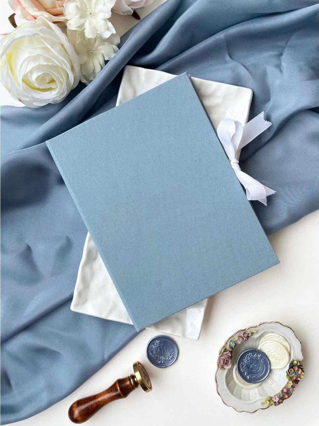 Lniane folio z passe-partout – przydymiony błękit, złocony monogram, folio na zdjęcia ślubne, pamiątka
