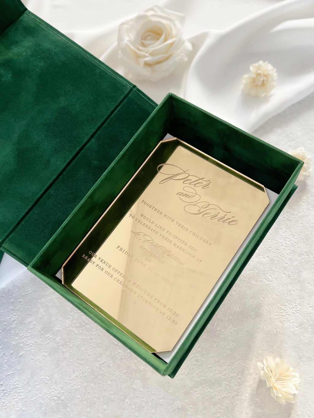 Smaragdowe Pudełko na Zaproszenia Ślubne, Pamiątka ze Złotym Monogramem, Magnetyczne Zamknięcie