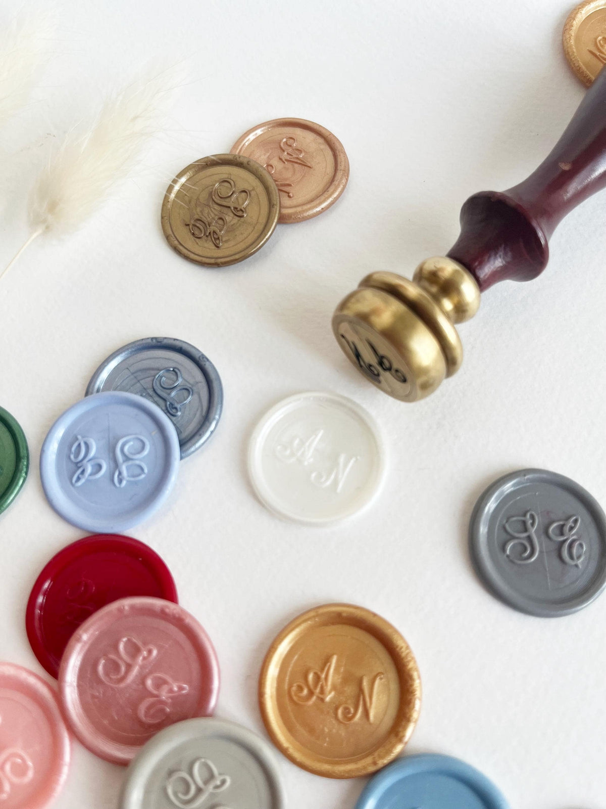 Samoprzylepne pieczęcie lakowe na koperty i zaproszenia ślubne – złote naklejki lakowe, personalizowany monogram