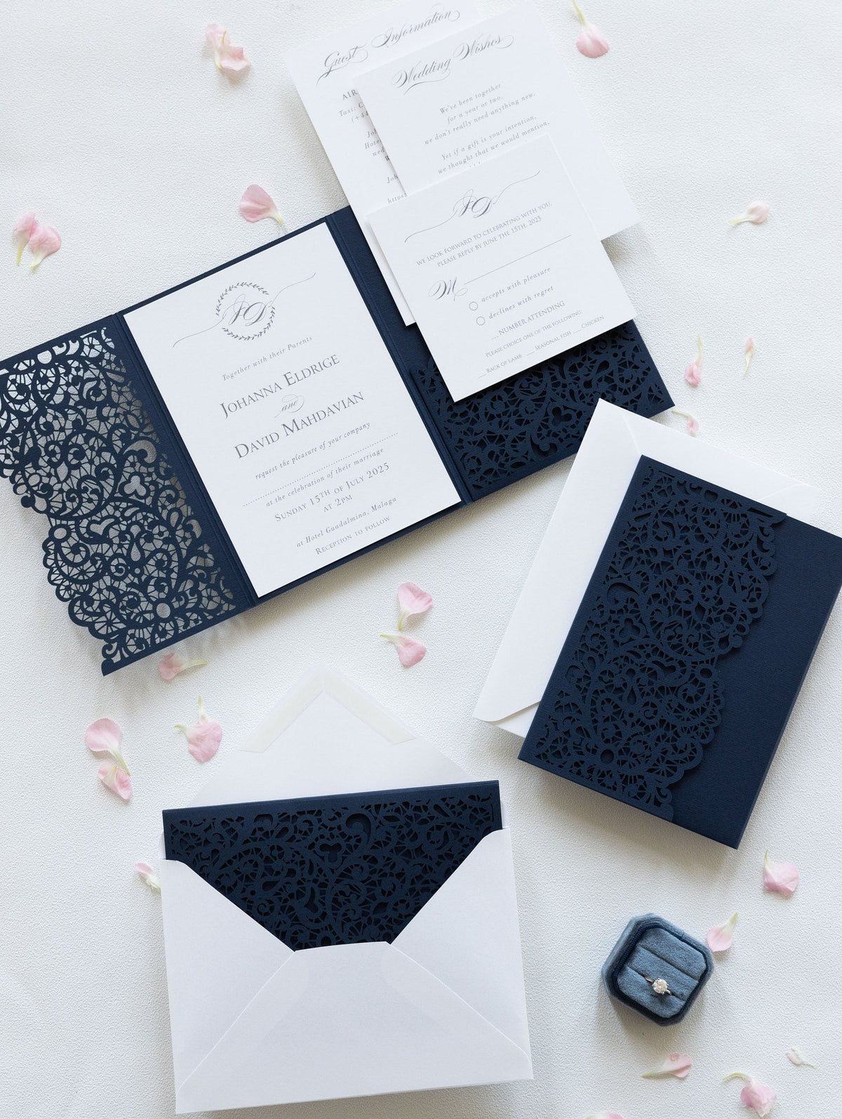 Granatowe Zaproszenia Ślubne z Koronkowym Wzorem Kwiatowym w Stylu Pocketfold