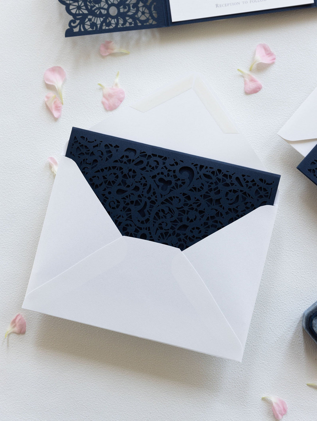 Granatowe Zaproszenia Ślubne z Koronkowym Wzorem Kwiatowym w Stylu Pocketfold