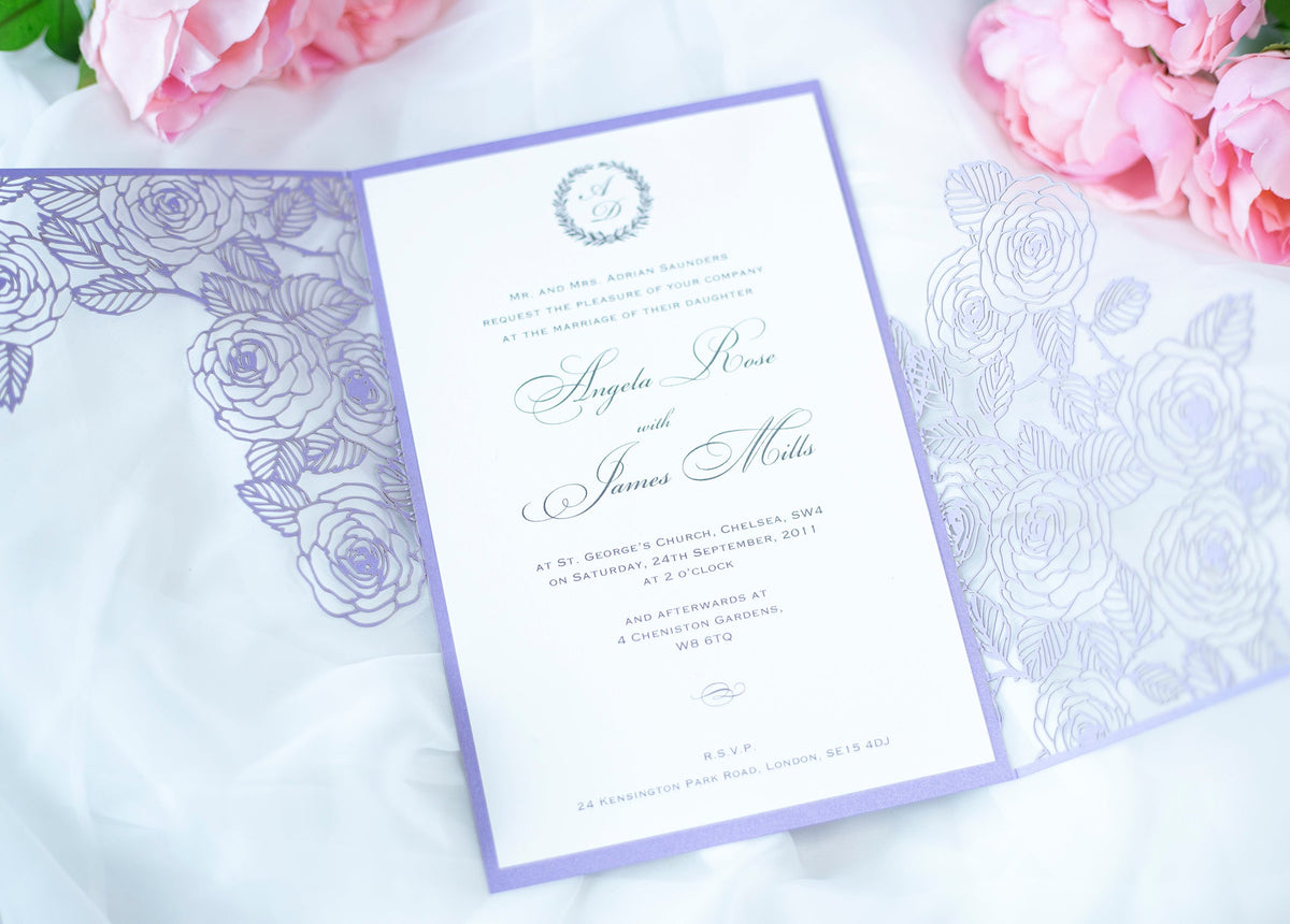 Eleganckie personalizowane zaproszenie ślubne wycinane laserowo, liliowe z różami – koperta, monogram i pełny nadruk