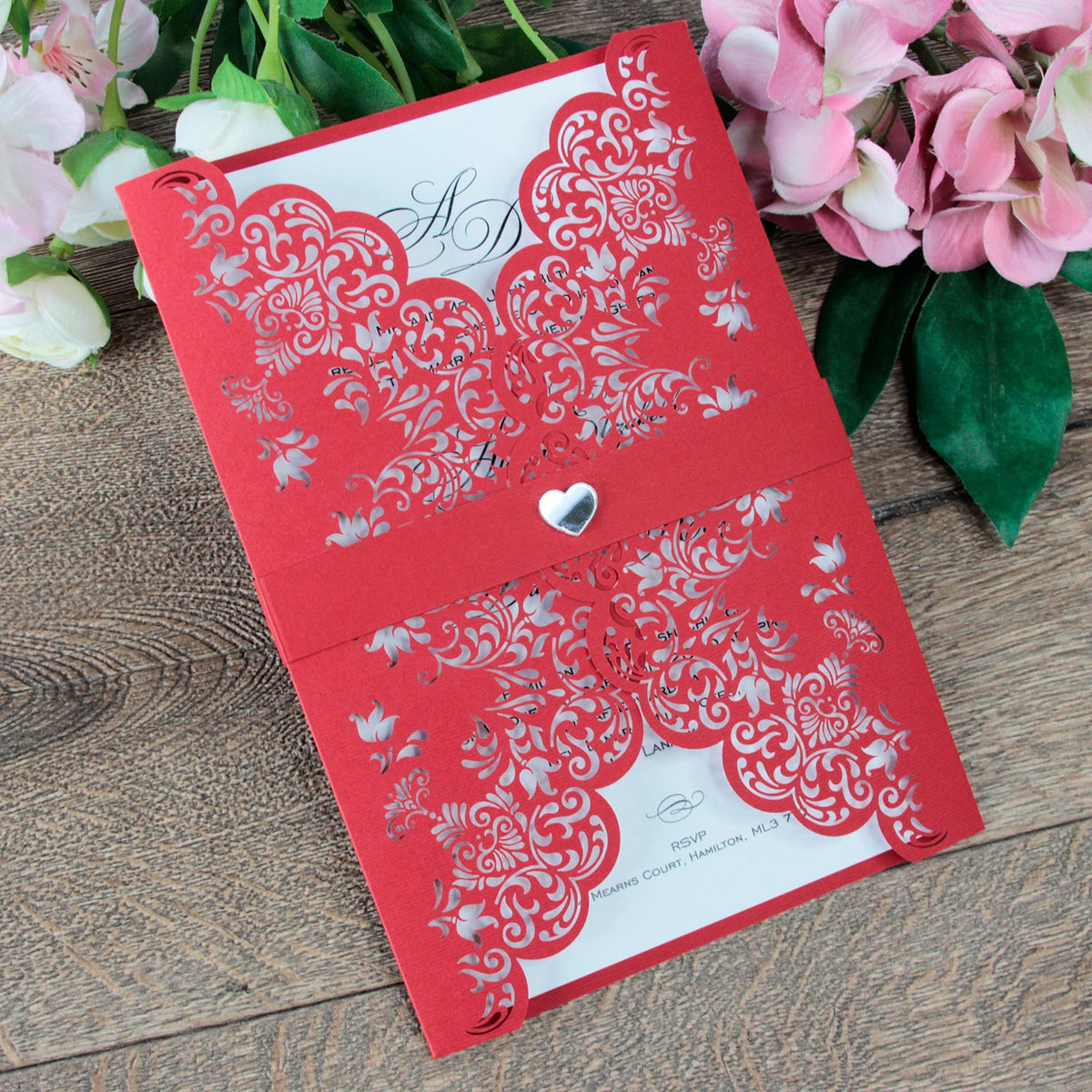 Czerwone zaproszenie ślubne wycinane laserowo z sercem i papierową wstęgą LOVE (DIY)